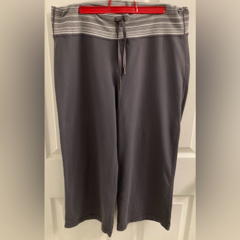 COZY Lululemon capri pants in gray with stripe wide waist band, zip back pocket